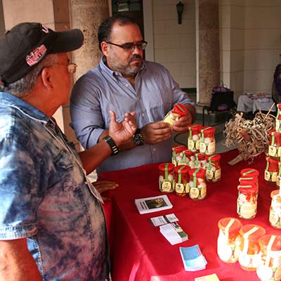 Emprendedor expone sus productos.